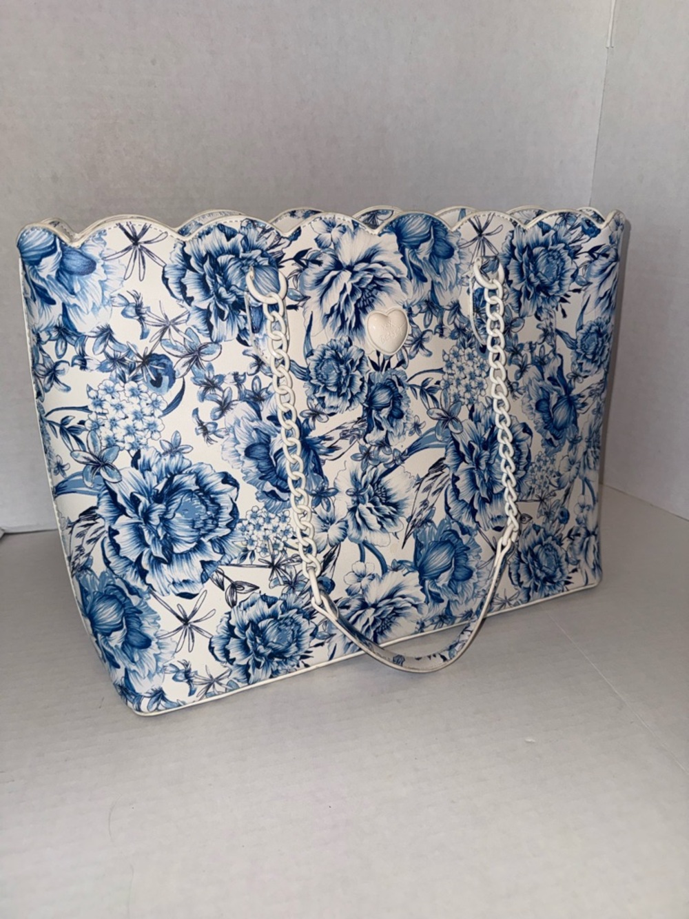 Betsey Johnson Blue and White Floral Scalloped Shoulder Tote - Picture 4 of 8